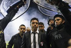 El Muñeco vuelve a la Bombonera con la misión de sostener su legado en los clásicos más intensos del fútbol argentino. El Muñeco vuelve a la Bombonera con la misión de sostener su legado en los clásicos más intensos del fútbol argentino.