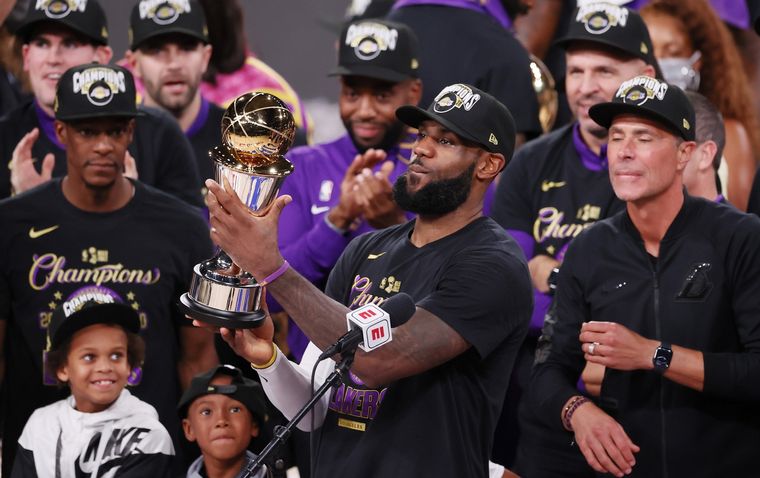 LeBron James LeBron James, con su cuarto título y MVP, sigue a la caza de Michael Jordan Foto: EFE
