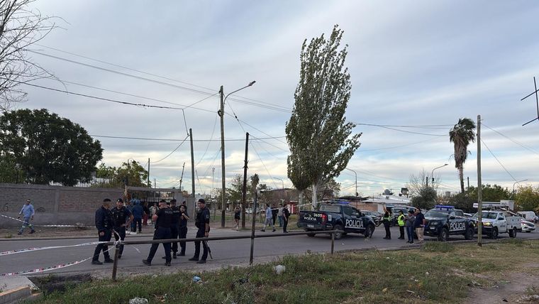 El amplio despliegue policial tras el trágico hecho. El amplio despliegue policial tras el trágico hecho.