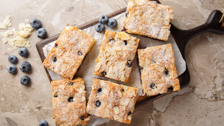 En muchas versiones de la receta de torta de arándanos, se agregan también limón o vainilla para realzar el sabor. En muchas versiones de la receta de torta de arándanos, se agregan también limón o vainilla para realzar el sabor.