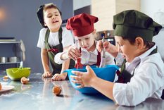 Cocina con los chicos puede ser un buen plan para este Día del Niño.