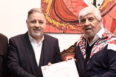 El actual presidente del club, Fabián Doman, junto a Hugo Moyano.