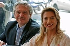 Alberto, Fabiola y una extensa comitiva viajó a México por invitación de López Obrador