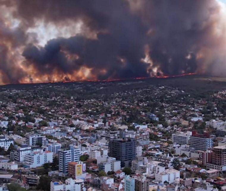 Un dantesco incendio consume las sierras en cercanías de la ciudad de Villa Carlos Paz Foto: Captura de video Instagram @fedekrypner