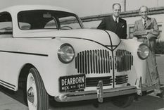 Henry Ford (der.) presentando su auto hecho de plástico en 1941. Foto: THE HENRY FORD/FORD MOTOR COMPANY
