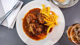 Antiguamente, esta receta de rabo de toro se asociaba a celebraciones populares y ferias tradicionales. Antiguamente, esta receta de rabo de toro se asociaba a celebraciones populares y ferias tradicionales.