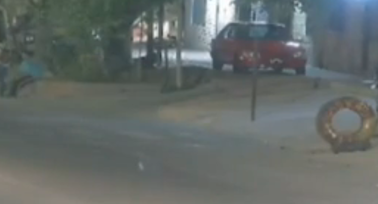 El delincuente fue detenido tras una breve persecución luego del robo de una batería de auto.