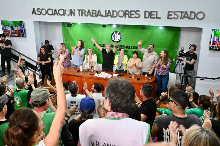 ATE se adelantó y ya anunció un paro ante la presentación de la reforma laboral que todavía no tiene fecha. ATE se adelantó y ya anunció un paro ante la presentación de la reforma laboral que todavía no tiene fecha.
