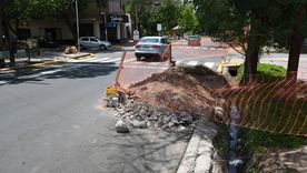 La esquina de Avellaneda y Granaderos amaneció con un pozo y montículos de tierra, pese a que las obras se habían dado por concluidas esta semana. La esquina de Avellaneda y Granaderos amaneció con un pozo y montículos de tierra, pese a que las obras se habían dado por concluidas esta semana.