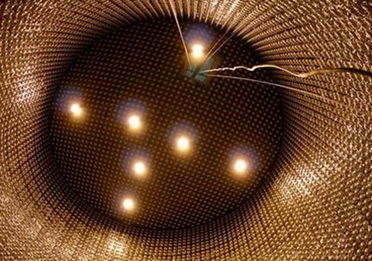 Los neutrinos viajan a gran velocidad y atraviesan todo lo que lo que encuentran a su paso.