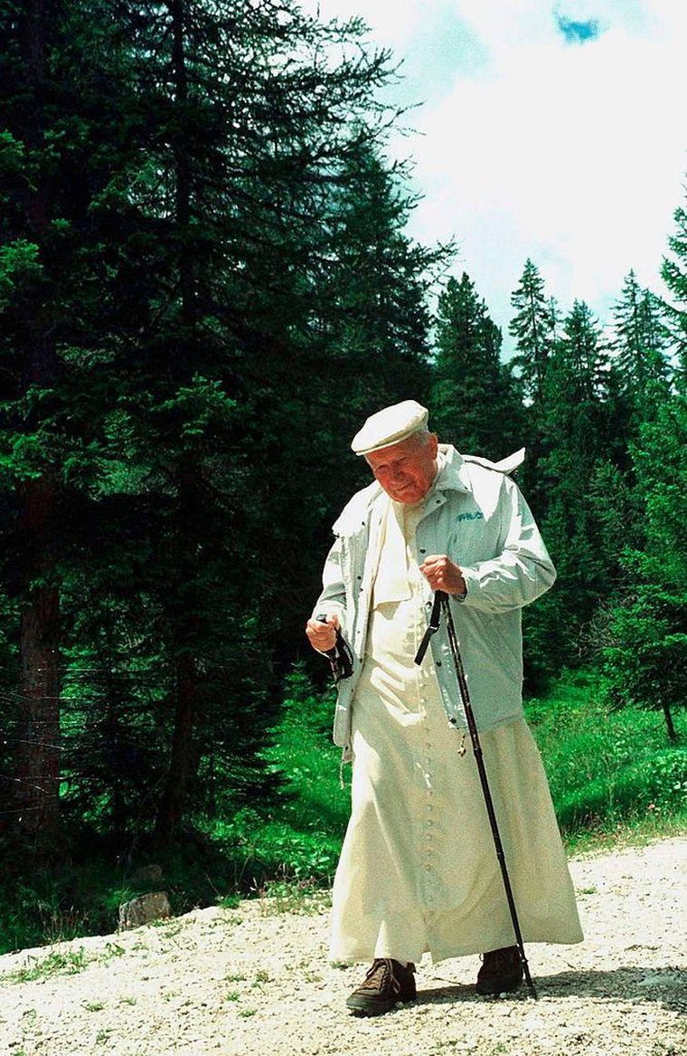 El papa Juan Pablo II era un asiduo visitante de Castel Gandolfo, pues mientras su salud se lo permiti&oacute; practic&oacute; la nataci&oacute;n y el senderismo por las monta&ntilde;as aleda&ntilde;as.