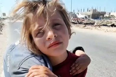 MDZol | Qamar cargó a su hermana en la espalda para llevarla hasta el hospital. Foto: BBC