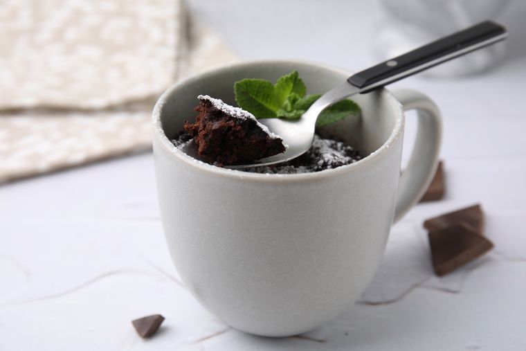 Si quieres un postre express no puedes dejar de preparar este delicioso bizcocho de chocolate en taza para antojos chocolatosos.