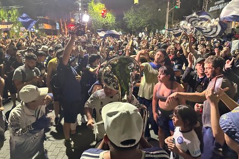 fotos y videos: asi celebraron los hinchas de la lepra en el microcentro mendocino fotos y videos: asi celebraron los hinchas de la lepra en el microcentro mendocino