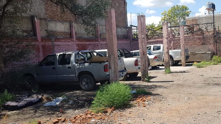 Ordenaditos Los vehículos estaban estacionados en un galpón.