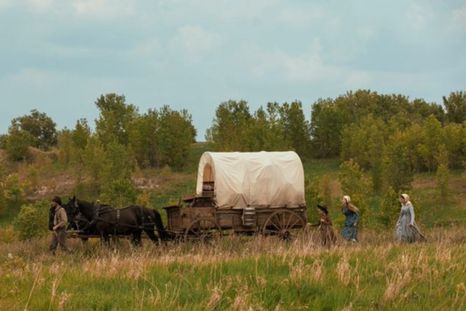 La casa de la pradera vuelve a la pantalla, bajo la dirección de Rebecca Sonnenshine. La casa de la pradera vuelve a la pantalla, bajo la dirección de Rebecca Sonnenshine.