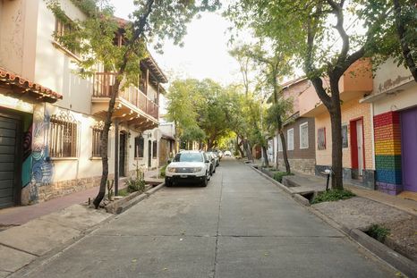 Un callejón breve, casi escondido, que en su nombre guarda una historia que conecta Mendoza con el mundo. Un callejón breve, casi escondido, que en su nombre guarda una historia que conecta Mendoza con el mundo.