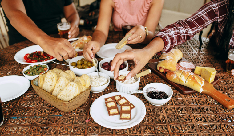 Muchos grupos de amigos optan por reunirse en casas y hacer una comida a la Muchos grupos de amigos optan por reunirse en casas y hacer una comida a la