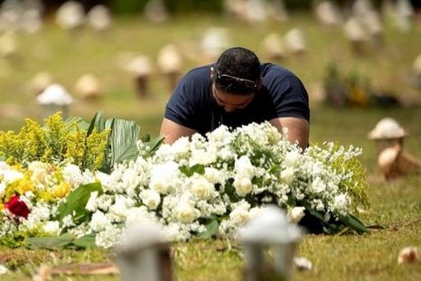 Un familiar de un fallecido por covid-19 en Brasilia. Foto: EPA