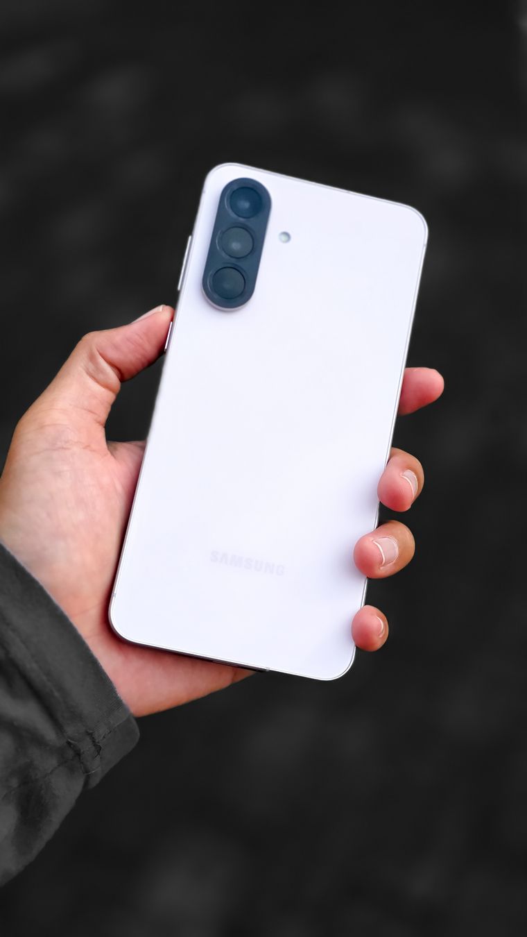 La pantalla del modelo Galaxy supera en densidad de píxeles al estándar de la comparativa de la generación previa de la marca coreana. La pantalla del modelo Galaxy supera en densidad de píxeles al estándar de la comparativa de la generación previa de la marca coreana.