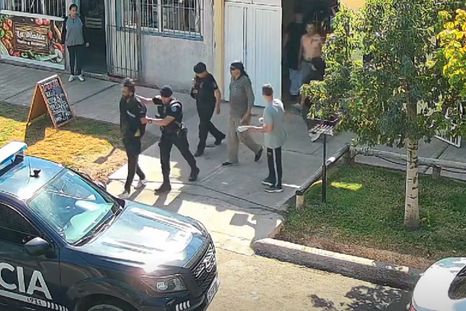 El momento en que se llevaron detenido al sospechoso del altercado en la carnicería de Maipú. El momento en que se llevaron detenido al sospechoso del altercado en la carnicería de Maipú.