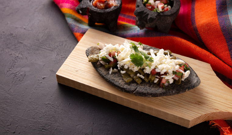 En algunos pueblos del centro de M&eacute;xico, esta receta se cocina todav&iacute;a en comales de barro y con le&ntilde;a, lo que le da un sabor ahumado muy caracter&iacute;stico que no se consigue en cocinas modernas.