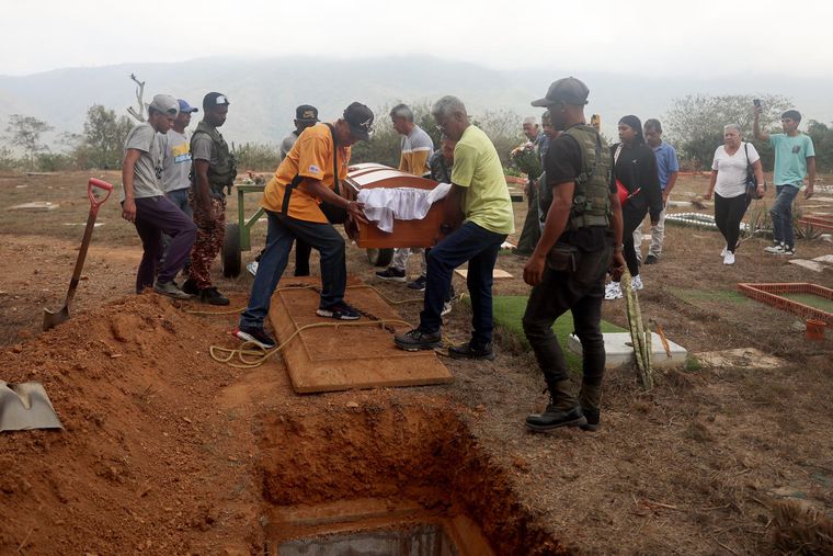 Ceremonia para despedir a Rosa Elena González, anciana que falleció durante los ataques de EE.UU a Venezuela. Ceremonia para despedir a Rosa Elena González, anciana que falleció durante los ataques de EE.UU a Venezuela.