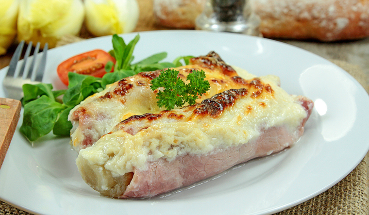 Cómo hacer endivias gratinadas con jamón y bechamel paso a paso Foto: Shutterstock