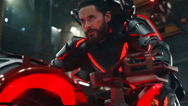 Leto está promocionando su película Tron: Ares. Leto está promocionando su película Tron: Ares.