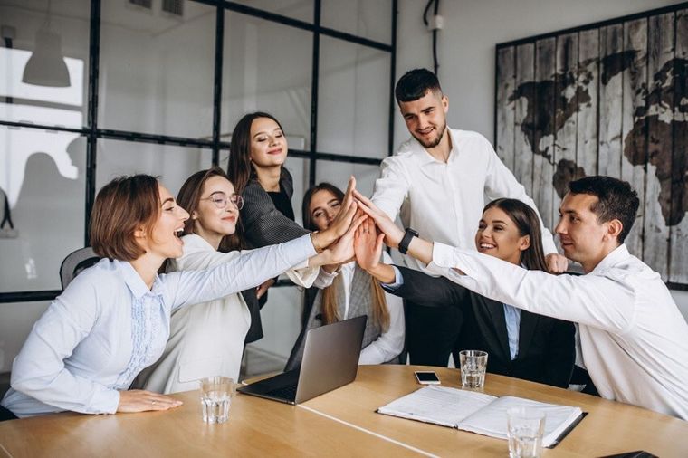La confianza y condiciones laborales dignas son la clave de la felicidad. Foto: Archivo
