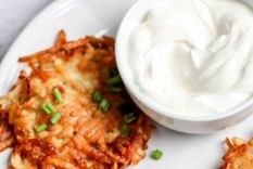 Latkes, un plato tradicional de la gastronomía judía que no podes dejar de probar. Foto: Hispana Global