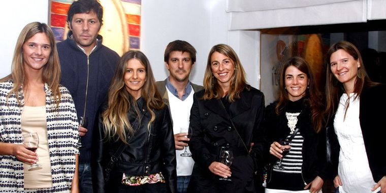 Cecilia Prato junto a Gastón Nasazzi, Malu Costa, Andrés De Lucía, Marita Aragonés, Romina Prato y Sabrina Inchauspe. Foto: Gentileza
