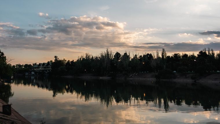 El lago del Parque San Martín al atardecer. El lago del Parque San Martín al atardecer.