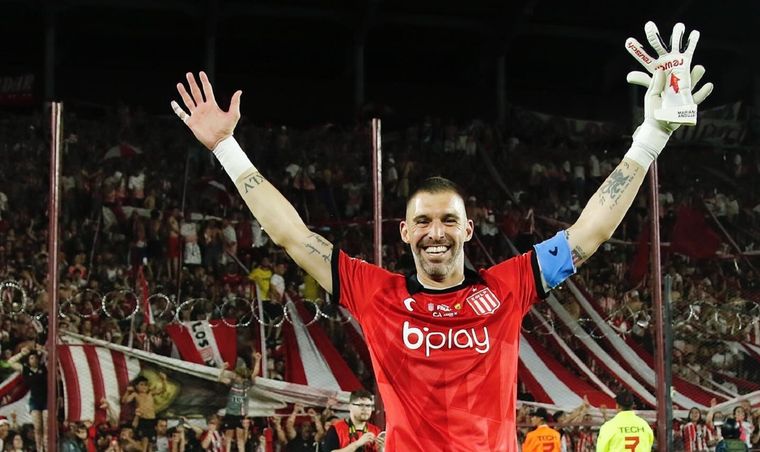 El arquero se despidió del Pincha con un nuevo título. Foto: Instagram @marianoandujar21