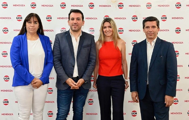 Astudillo y García Zalazar, autoridades salientes, junto a Griselda Petri y Andrés Lombardi Foto: UCR MENDOZA