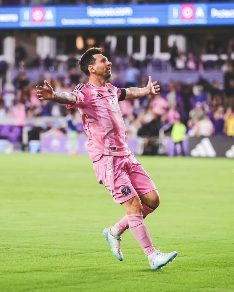 Lionel Messi tuvo un fuerte cruce con el banco de suplentes de Orlando City tras convertir un doblete.