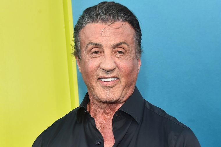 El actor Sylvester Stallone compró una espectacular mansión en Palm Beach y es vecino de Donald Trump. Foto: People.com - https://static.onecms.io/wp-content/uploads/sites/20/2021/10/07/sly-stallone-2.jpg