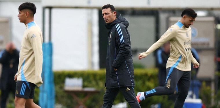 Otro dolor de cabeza para Scaloni: un defensor de la selección argentina se lesionó el tobillo y estará dos meses inactivo.