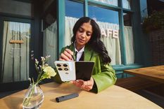 El Motorola Razr Fold busca destronar a Samsung con un costo competitivo.