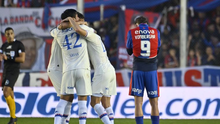 Tigre eliminó a San Lorenzo de la Copa Argentina en la cancha de Morón y el Ciclón acusó al Matador de haber achicado el campo.