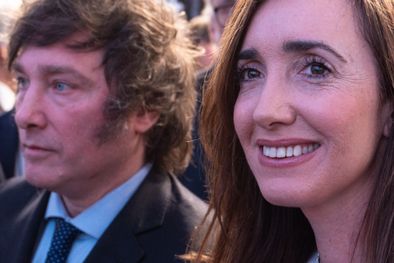 MDZol |  Javier Milei y Victoria Villarroel junto a los dirigentes de la libertad avanza el lunes tuvieron una gloriosa jornada que significó la victoria Foto: Analía Melnik/MDZ