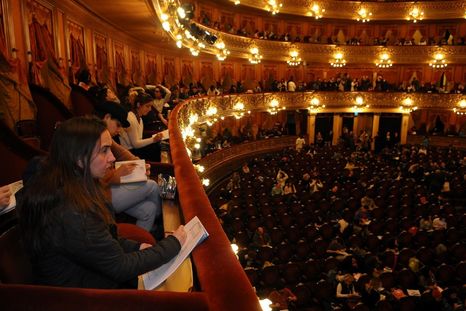 El reencuentro fue en el teatro Colón. El reencuentro fue en el teatro Colón.