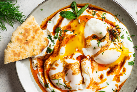 Actualmente, esta receta es tendencia en redes sociales por su presentación colorida y elegante.