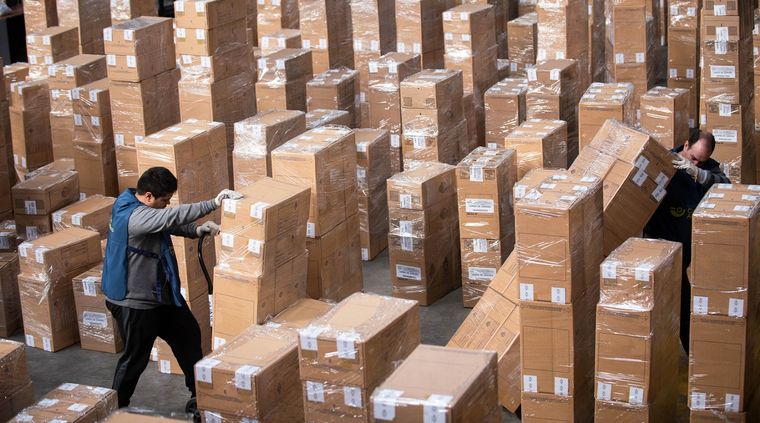 Preparativos Las urnas se llenarán de votos este domingo que empezarán a definir al próximo presidente Foto: NA