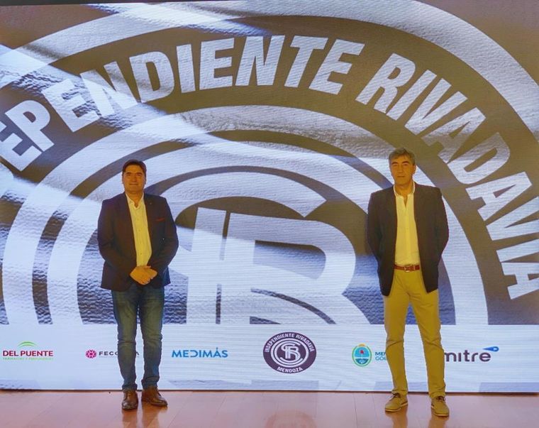 El DT Marcelo Straccia junto a Carlos Castro, presidente del club.