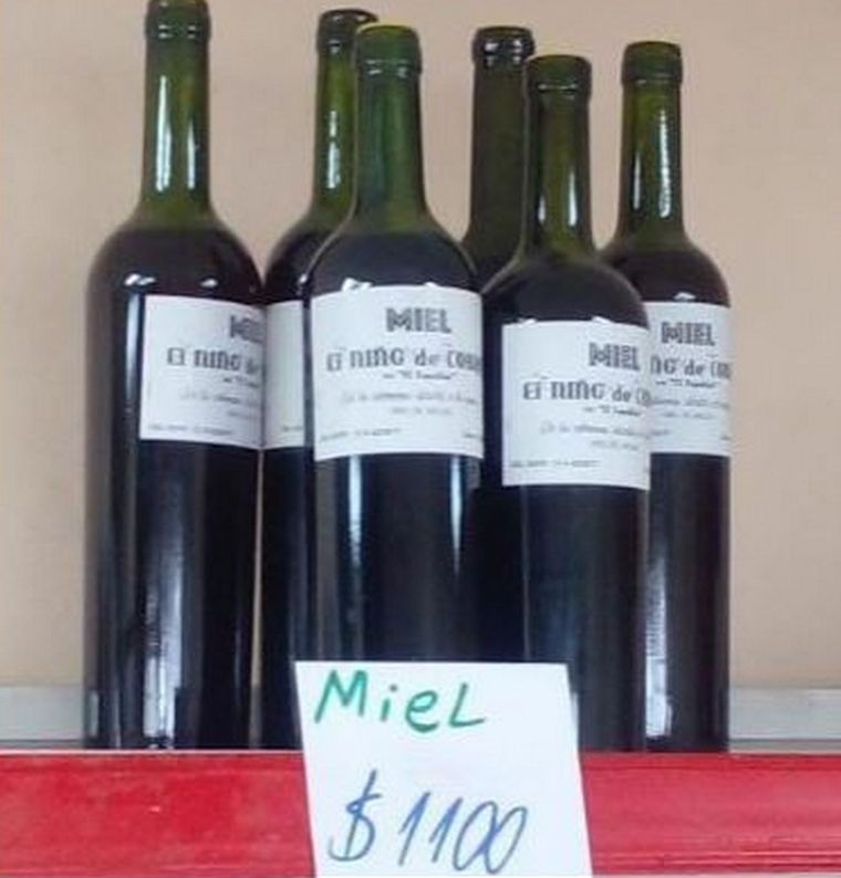La ANMAT prohibió la elaboración, fraccionamiento y comercialización de una marca de miel que se vendía en botellas de vino Foto: ANMAT