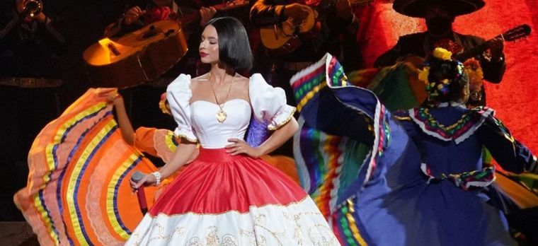 Un vestido que además de tantos detalles nacionales tiene los colores de la bandera mexicana. Foto: Instagram