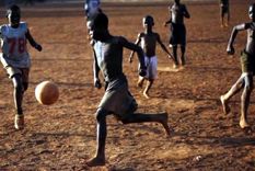 mueren diez ninos por la caida de un rayo mientras jugaban al futbol en uganda mueren diez ninos por la caida de un rayo mientras jugaban al futbol en uganda