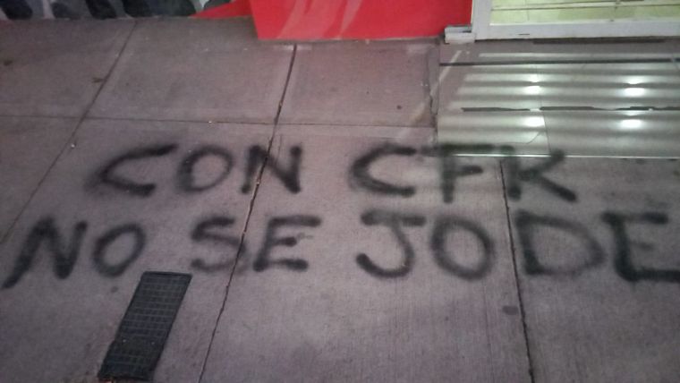Las pintadas en la sede de la UCR. 