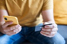 Suscripciones internacionales a servicios como Netflix, reembolsos altos de intereses o criptomonedas están entre las ofertas de los neobancos.